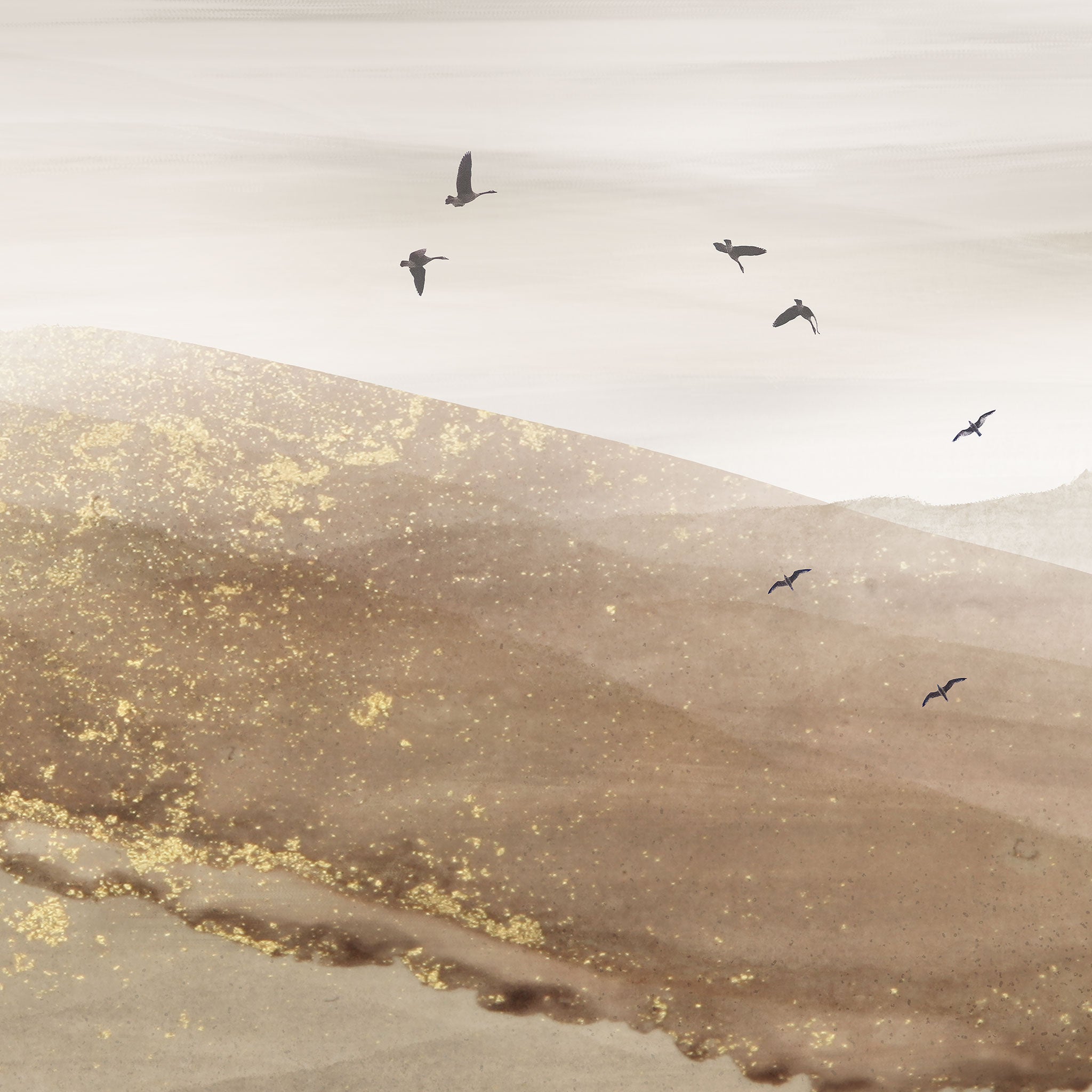 Detailansicht von Tapete mit Vögeln und Landschaft in beige-sand-Tönen und Goldakzenten