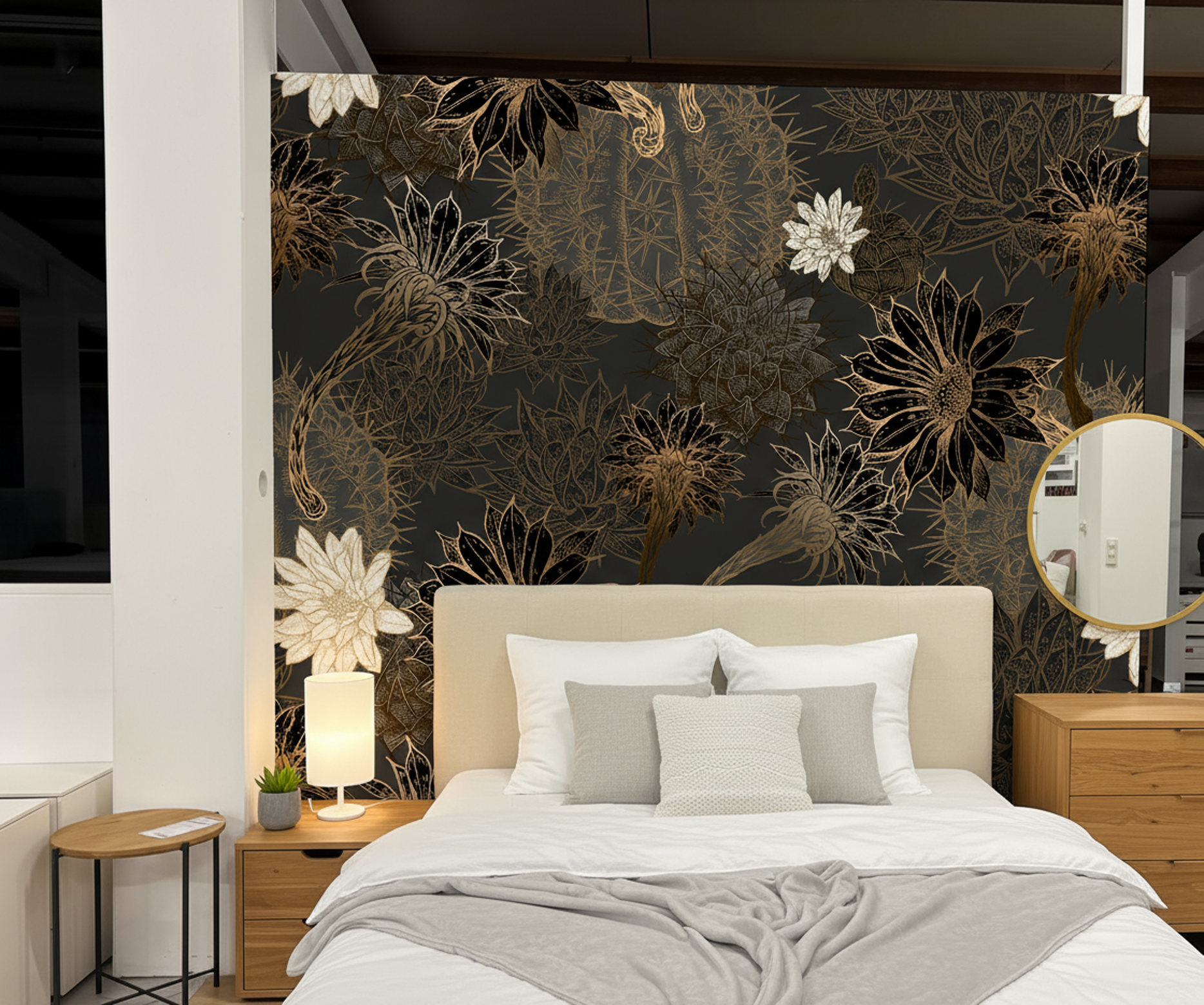 Cactus Noir Tapete mit stilisierten Kakteen in Schwarz, Grau und Gold – modernes Interior Design