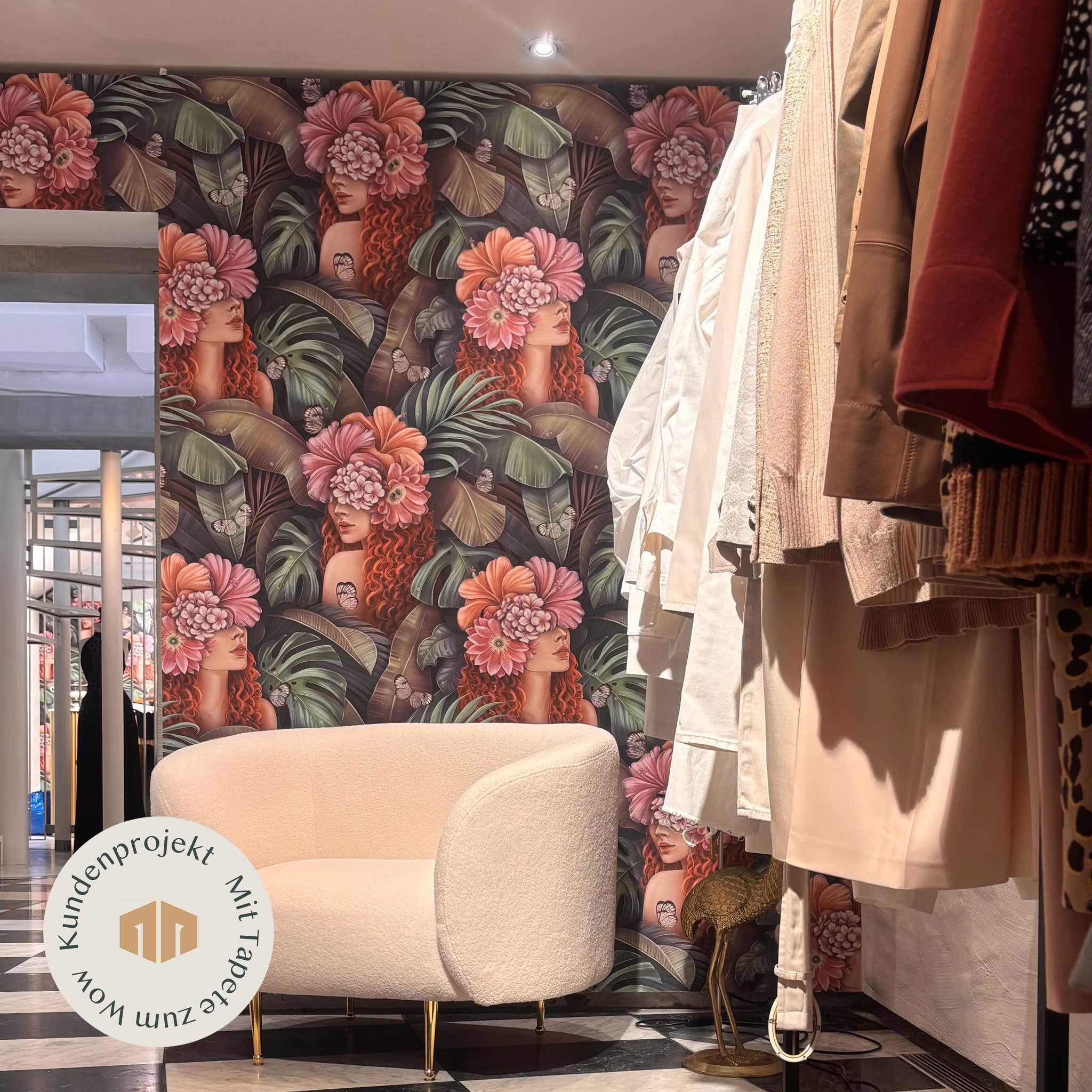 Edle Boutique mit Tapete mit Frauenkopf und Blüten und Schmetterlingen und Dschungelblättern