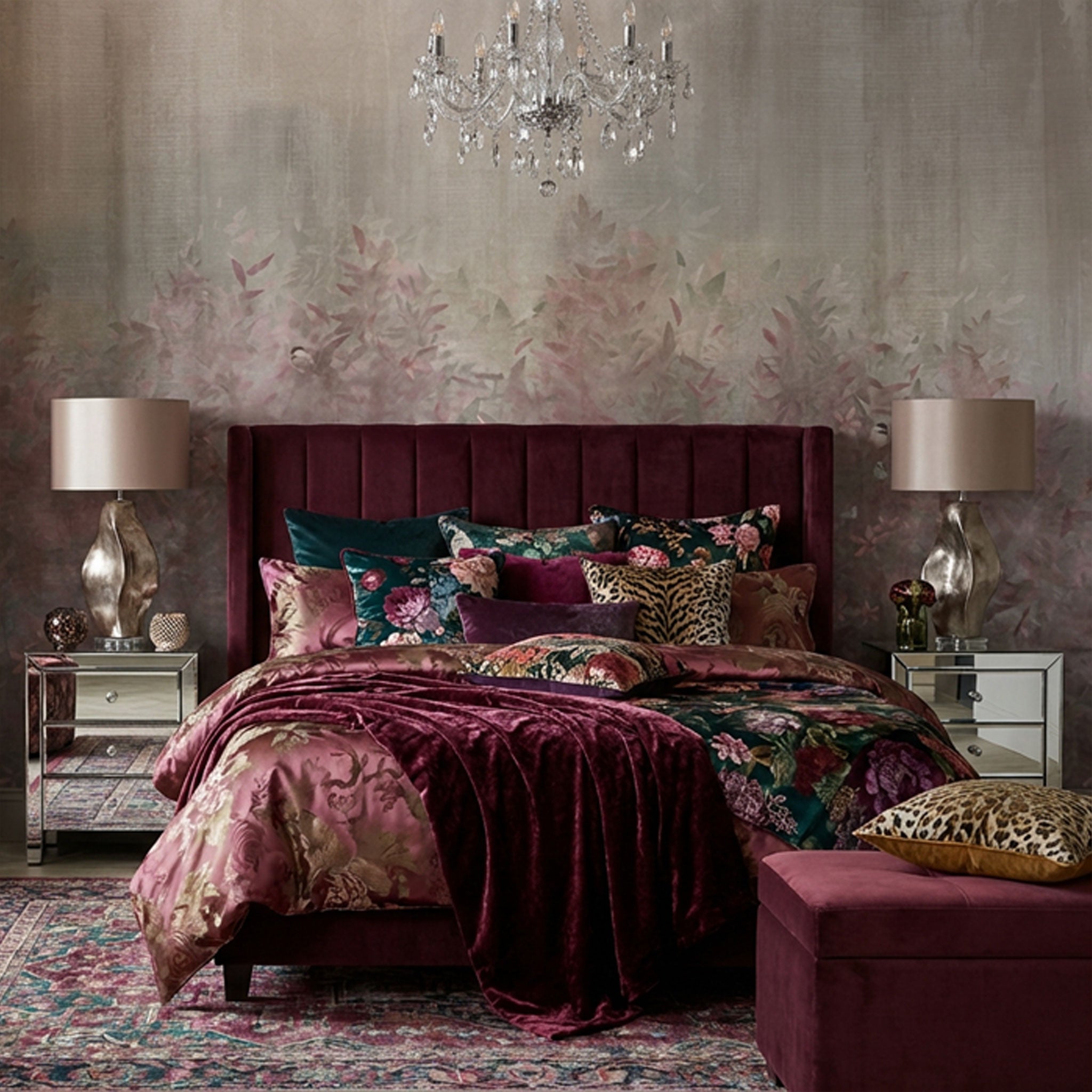 maximalistisches Schlafzimmer mit floraler mystischer Tapete in grau pink