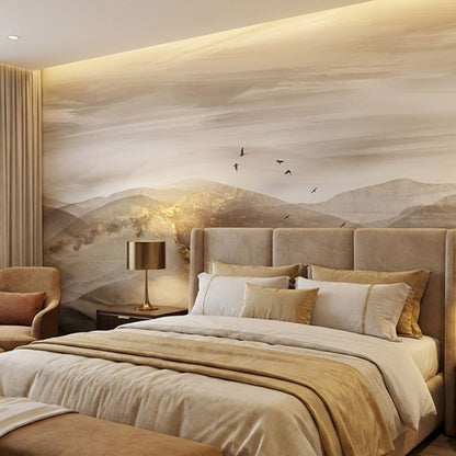 Hotelzimmer mit Tapete mit berglandschaft in sand- beige-Tönen mit Goldakzenten