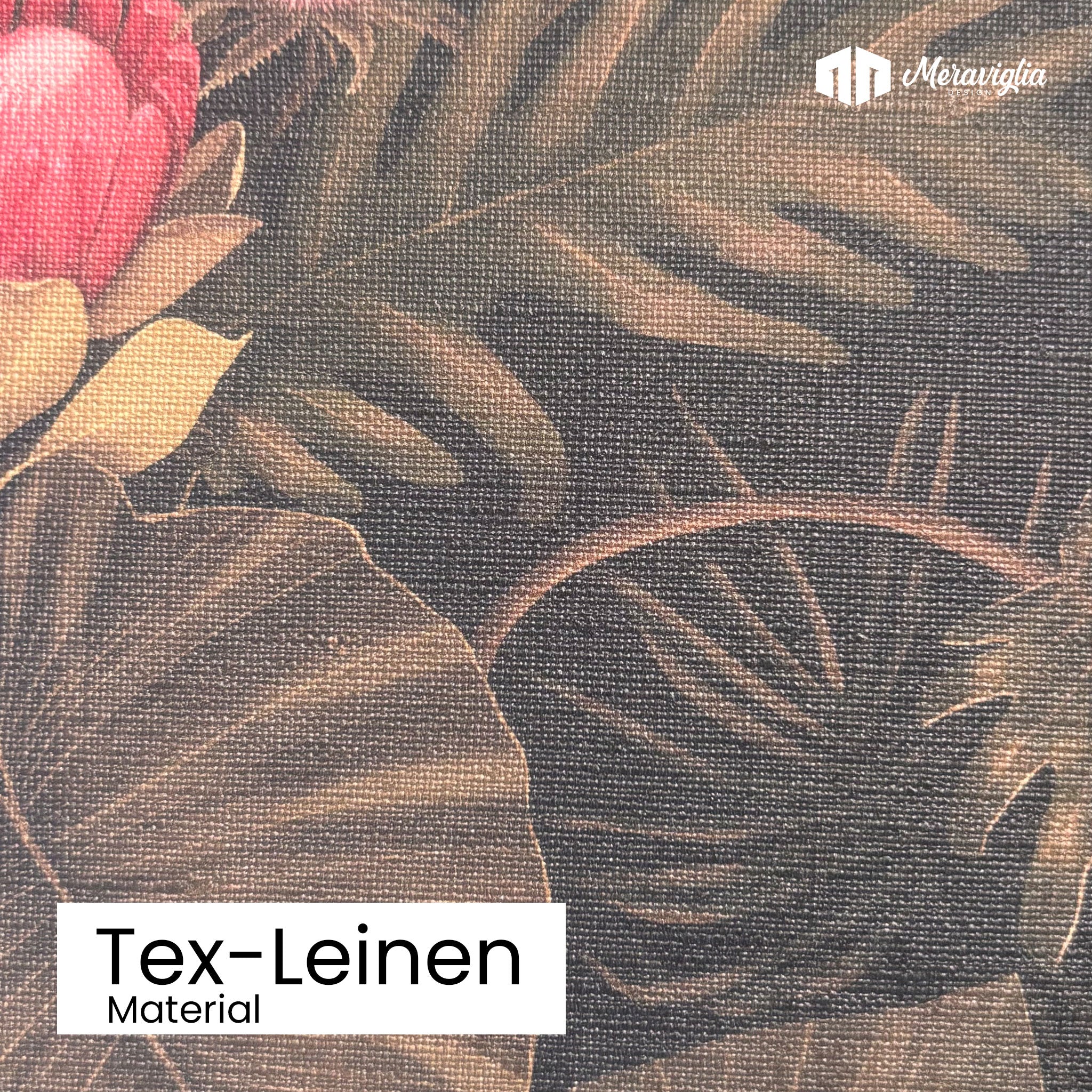 dunkle Tapete mit grünen Blättern und pinken Blüten in Material mit Leinenstruktur