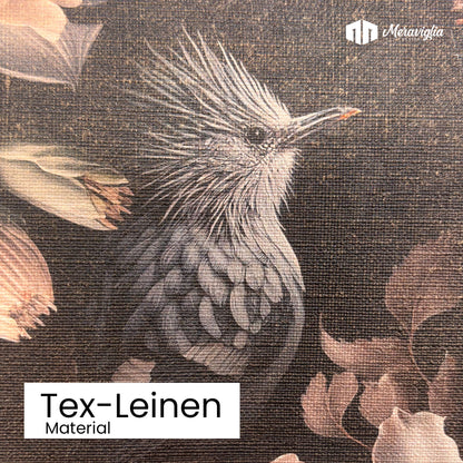 schwarze Tapete mit blauem Vogel und Blumen auf Material mit Leinenstruktur