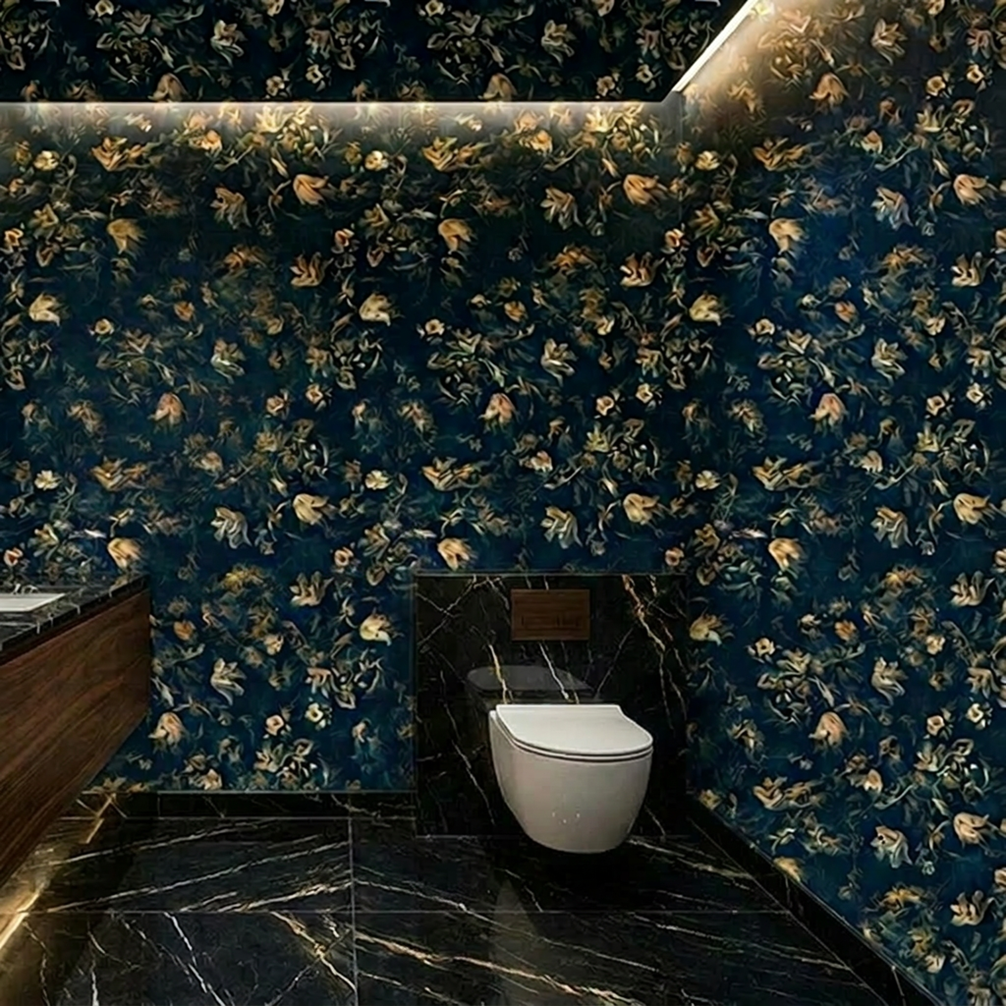 dunkelblaue tapete mit goldfarbenem blütenmuster in WC