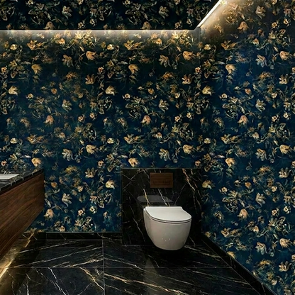 dunkelblaue tapete mit goldfarbenem blumenmuster an Wand und an Decke in WC