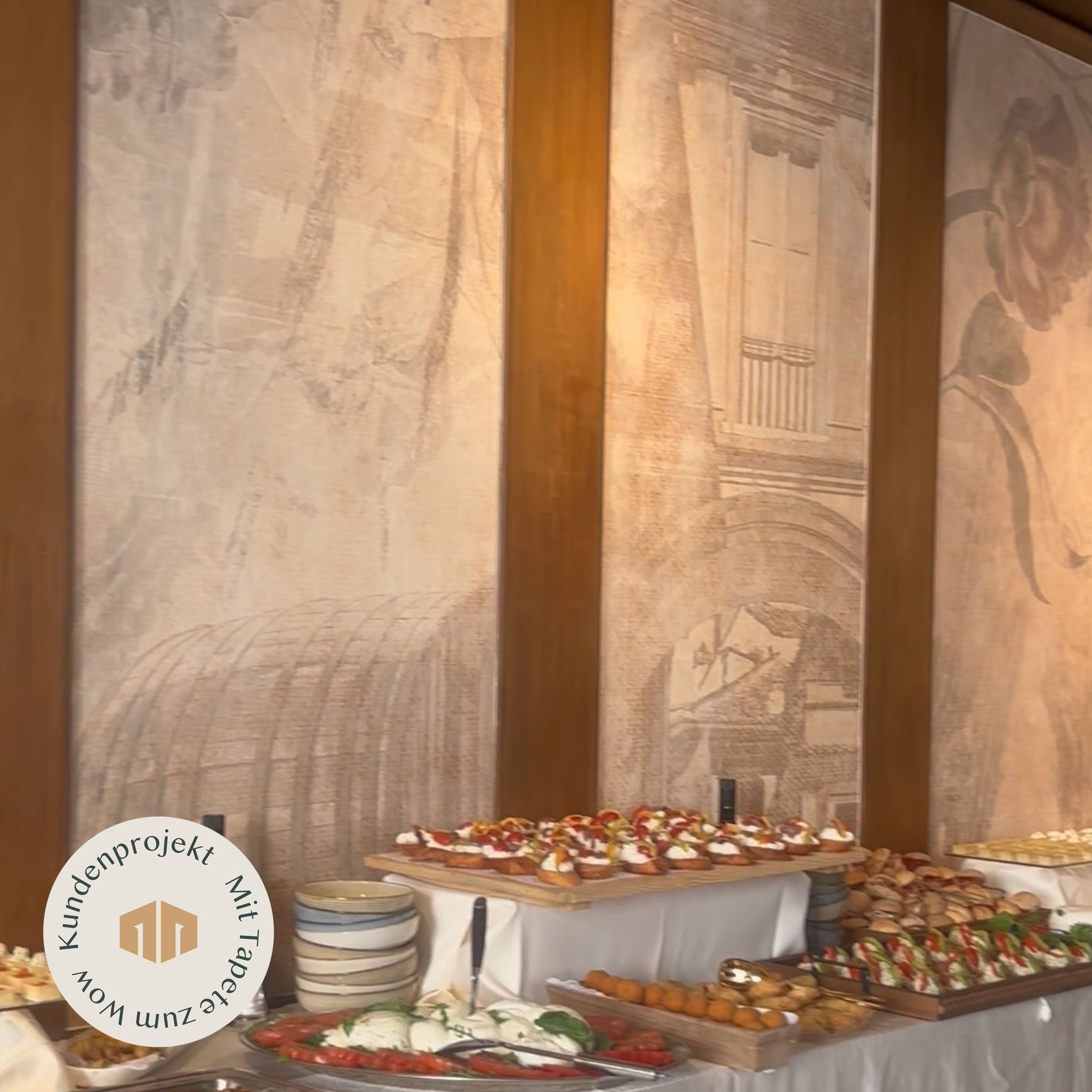 Tapete in Beigetönen mit italienischen Motiven vor italienischem Buffet