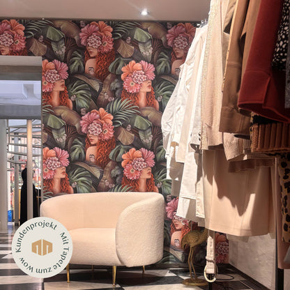 Edle Boutique mit Tapete mit Frauenkopf und Blüten und Schmetterlingen und Dschungelblättern
