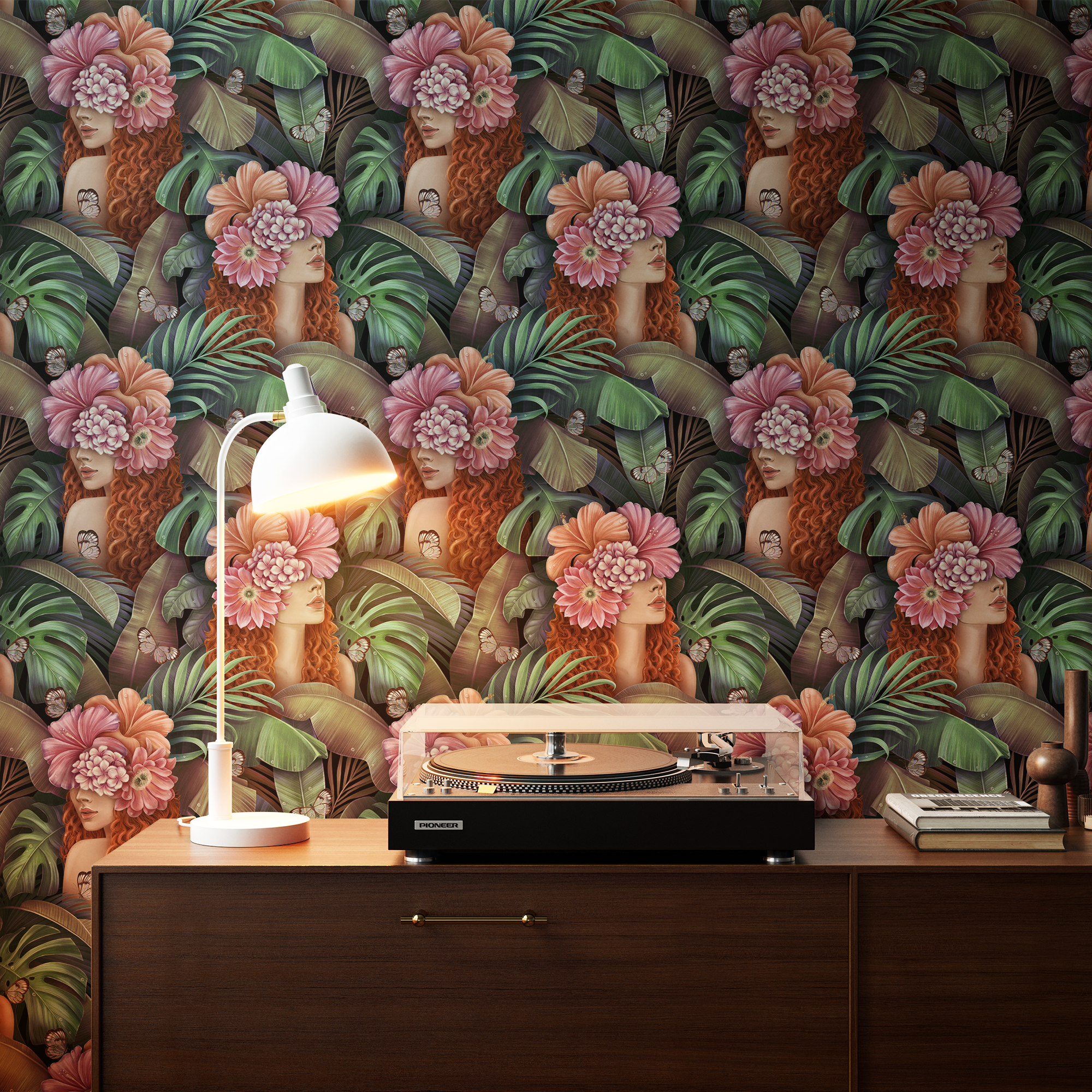Tropical Muse Tapete – Exotische Dschungel-Illustration mit Blumen, Schmetterlingen & femininem Flair