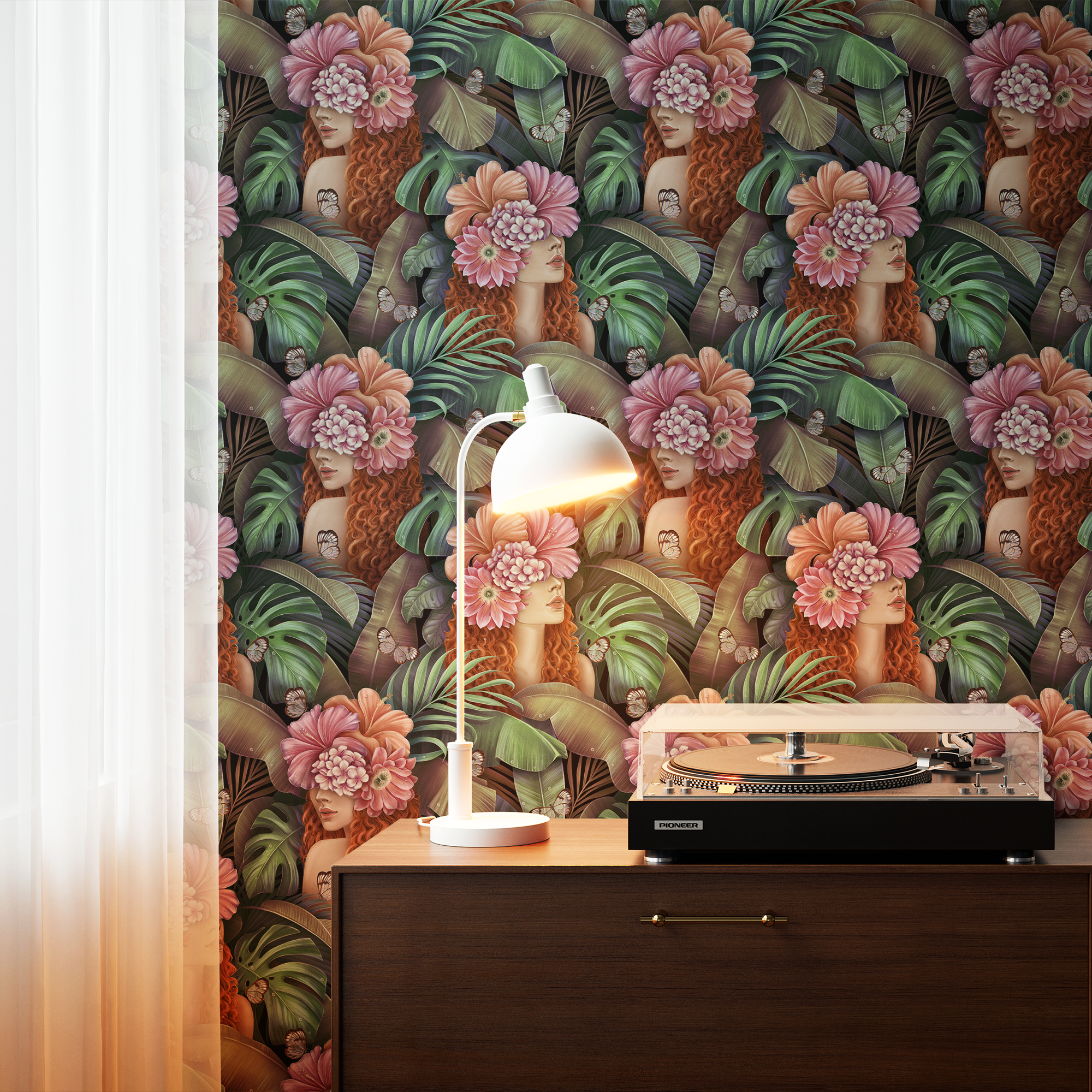 Tropical Muse Tapete – Exotische Dschungel-Illustration mit Blumen, Schmetterlingen & femininem Flair