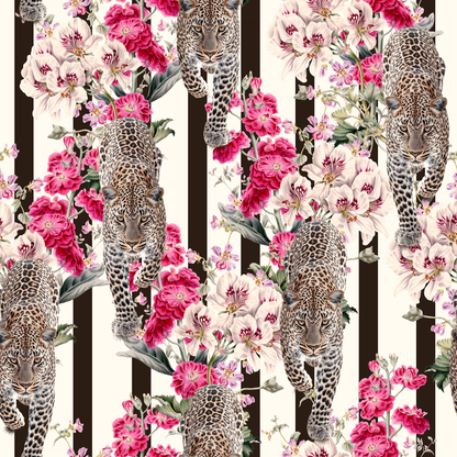 tapete wild romance mit leoparden und blüten in pink und rose detailansicht