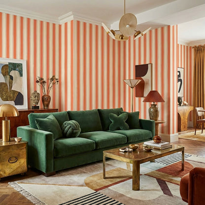 Wohnzimmer mit grünem Sofa und einer Streifentapete